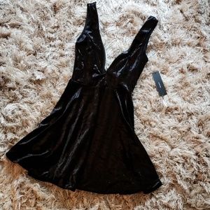 LULU'S XS NWT black velvet plunge v neck dress